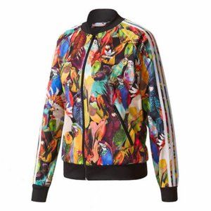A TRACK JACKET THAT SURROUNDS YOU IN A JUNGLE OF BIRDS.
